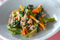 ツナとマヨネーズを合わせた「ツナマヨ」は、おにぎりやサンドイッチで人気の具材ですね。そんなツナマヨですが、実は和え物やドレッシング、炒め物など幅広く使える便利な組み合わせなんです。そこで今回は、ツナマヨで作る！味付け間違いなしの和え物、炒め物などツナマヨアレンジを9選ご紹介します！