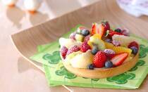 サクサクのタルト生地に、トロッと濃厚なクリームと、キラキラと輝く色とりどりの果物がふんだんにのったフルーツタルト。タルト、クリーム、フルーツの三位一体のおいしさはもちろん、見た目もとっても華やかで気分が上がります。洋菓子店でもひときわ目を引く存在で、専門店もあるほど人気のスイーツですね。