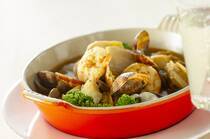 玉ネギに似た「エシャロット」という野菜をご存じでしょうか。フランス料理ではソースや隠し味に使われる定番の食材です。一方で似た名前で「エシャレット」という野菜もあり、混同されることが多いです。そこで今回は、エシャロットについて解説！エシャレットとの違いや、それぞれ美味しい食べ方をレシピでご紹介！