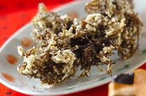 酢の物で食べることが多い「もずく」。食物繊維が豊富で低カロリー。もずくは和え物だけでなく、サラダや炒め物、そして揚げ物など、幅広く料理に使えます。また、もずくに含まれる食物繊維は、腸まで届くため、便通を良くしてくれる効果が期待できるそう。今回はもずくレシピを27選ご紹介します！