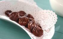 簡単なのに美味しいのが「焼きチョコ」です。こんがり焼いたサクサク食感でやみつきになる人が続出!? しています。そんな焼きチョコは、少ない材料でパパッと作れるのがうれしいポイント。自分用のおやつにはもちろん、ラッピングしてばらまき用のバレンタインチョコにしてもOKです。