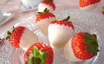 原料にカカオマスを含まない、白さとミルキーな甘さが特徴のホワイトチョコレート。普通のチョコレートのような苦みや渋みがないので、ホワイトチョコレートの方が好きという方もいるのではないでしょうか。他の素材と組み合わせやすい色なので、スイーツの材料にはぴったりで、幅広いアレンジが楽しめるのも魅力です。