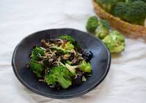 令和8年度から「指定野菜」に追加されるブロッコリー。今回はブロッコリーを使った「ブロッコリーときくらげの生姜風味ナムル」をご紹介します。生のすりおろしでなく、加熱したショウガを組み合せることで、カラダを内側から温めます。同じく腎をサポートする黒い食材キクラゲもプラスして、冬向けのナムルに。