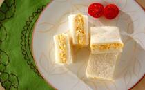 ひと口に卵サンドといっても、その種類はさまざまです。ゆで卵をマヨネーズで和えた卵サラダをはさんだものは一般的ですが、スライスしたゆで卵や目玉焼き、スクランブルエッグや厚焼き卵など、卵の調理方法はバラエティー豊か。サンドイッチの定番メニューで、最近では専門店も登場するほど人気がありますね。