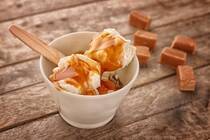 キャラメル風味のデザートは濃厚さが魅力。香ばしくとろける味わいはちょっぴりリッチな気分になりたいときにぴったりです。今回は、定番のプリンやポップコーンをはじめ、和風やパンなどのレシピをを【30選】ご紹介します。