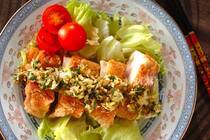 揚げた鶏肉に、甘酸っぱくさっぱりしたタレをかけて味わう油淋鶏。揚げた鶏肉がサクサクジューシーで、香味野菜たっぷりのタレが衣にしみ込んでいて、美味しいですよね。白いごはんに合い、ビールとの相性も抜群！ 街の中華料理店でも人気の高いメニューです。