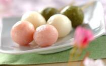 寒い日が続き、春が待ち遠しい今日この頃。お花見を楽しみにしている方も多いのではないでしょうか。お花見と言えば「花より団子」ということわざがあるほど、団子が付きものですよね。まーるいモチモチの団子は、思わず桜を見るのを忘れてしまうというのも納得で、食べると誰もが笑顔になるおいしさです。