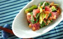 「ワケギ」はねぎと玉ネギの交配種。見た目はネギに似ていますが、辛みが少なく香り高いのが特徴。今回は、春に旬を迎えるワケギのレシピ【21選】ご紹介します。刻んで薬味に、ゆでて副菜にと使い勝手抜群ですよ。