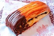 3月12日（火）から全国のローソン（一部店舗を除く）で「バター香るパンスイス チョコ＆カスタード」を発売。ブリオッシュ生地やクロワッサン生地で作られるパンスイス。歯ごたえが魅力です。早速実食レポをご紹介します！