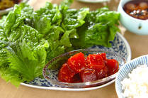 焼き肉に欠かせないサンチュですが、焼き肉以外にどう使えばいいか悩むところですね。今回は気になる野菜「サンチュ」の呼び名や栄養、そしてもっとサンチュを身近に感じる万能レシピを12選ご紹介します。