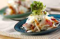 春の味覚「新玉ネギ」は辛みが少なく、水分が多くてみずみずしいため、生のままサラダとして食べるのがおすすめ！栄養を逃さず、血液サラサラ効果がさらに期待できます。春の新生活にぜひ取り入れましょう。そこで今回は、10分以内で作れる、新玉ネギの絶品サラダレシピ【15選】をご紹介します。