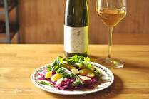 暖かくなると食べたくなる「酢」のきいた料理。今回は紫キャベツのサラダをご紹介します。紫キャベツは甘酢に半日浸すと味がよくなじみ、歯触り柔らかく仕上がります。約半月間冷蔵保存できるのでたっぷり作ってみてはいかがでしょうか。サラダの他、サンドイッチの具やお弁当にもおすすめです。