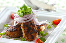 トルコの名物料理と言えば「ケバブ」。日本でも屋台や移動販売で見かけることが多いですよね。大きな肉の塊を豪快に焼き上げ、スタミナ満点！ジューシーでスパイシーな味わいが、暑くなるこれからの時期にぴったりです。そこで今回は、ケバブについて詳しく解説しながら、ケバブの味わいを再現した簡単レシピをご紹介。