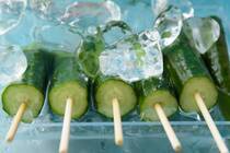 キュウリは、サラダだけでなく、和え物や炒め物に使える毎日の暮らしに欠かせない野菜です。キュウリを早く使い切らなきゃとまとめ買いをためらう方も多いと思いますが、実はキュウリは冷凍保存が可能！今回はキュウリの冷凍保存方法と解凍したキュウリの使い方、そしてあると便利なキュウリの漬物レシピをご紹介します。