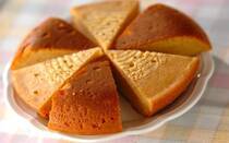 台湾グルメブームのひとつとして日本でも広く知られる「台湾カステラ」。従来のカステラとは異なる、独特の食感や味わいの虜になり、専門店は行列ができるほど人気です。そこで今回は、台湾カステラの魅力やおうちで再現できる簡単レシピをご紹介。ほかにもカステラを使ったアレンジメニューも厳選しました。