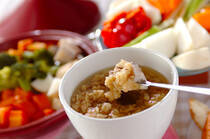 ニンニクの甘さとアンチョビの塩気で野菜をおいしく食べられるバーニャカウダ。おもてなしにも喜ばれるイタリアの郷土料理です。今回は、プロ直伝のバーニャカウダソースの本格的なレシピをご紹介します。また、バーニャカウダの由来やアレンジソースなどあわせて5選ご紹介！　冷凍保存できるレシピもありますよ。