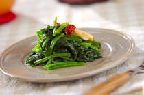 素材の持ち味を生かしたシンプルな味付けが魅力のイタリア料理。その中でも人気があるのが、ニンニクが香る「アーリオ・オーリオ」です。オリーブオイルとニンニクの組み合わせは、パスタだけでなく野菜だけでも美味しく食べられます。今回は、ペペロンチーノとの違いやアーリオオーリオの絶品レシピをご紹介します！　