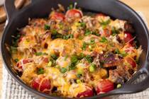 耐熱容器にミニトマトとサバみそ缶を入れてチーズをかけたら、はい、完成。手間は最低限なのに味はおいしい！ごま油の香りが食欲をそそり、炊いてたご飯もすぐに完売しちゃう、おすすめのレシピ「サバとトマトの味みそチーズ焼き」を紹介します。