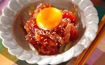 韓国発祥の「ユッケ」は生肉を調味料で和えて、まろやかな卵黄と合わせた一品です。今回はユッケについて解説したのち、おうちで手軽に楽しめるようにお刺身などで作る絶品レシピ【12選】をご紹介します。おつまみとしてはもちろん、熱々のご飯にのせて丼にするのも人気です。ぜひ参考にしてください。