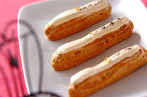 シュー生地にカスタードやホイップクリームを詰めた「エクレア」。スーパーやコンビニでもよく見かける人気のスイーツです。自分で作るには一見難しそうですが、特別な材料や道具が無くても、おうちで手軽に挑戦できます。そこで今回は、エクレアの作り方やアレンジレシピ、エクレアに合うドリンクレシピをご紹介。