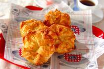 パン屋やケーキ屋で人気な「クイニーアマン」はフランス菓子のひとつ。バターと砂糖をふんだんに使い、香ばしいデニッシュ生地が絶品です。出来立てのサクサク食感は格別。ぜひおうちで手作りしてみませんか？そこで今回は、クイニーアマンの作り方をご紹介。フランス菓子やガレットレシピも厳選し、豪華盛りだくさんです。