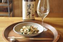 「野菜の王様」と呼ばれるほど栄養価が高いケール。ケールを使った「鶏ささ身とケールのゴマダレ」のレシピを紹介します。ケールの苦みは、生では強く感じられるのでゆでて抑えています。料理に合う純米酒の紹介も！