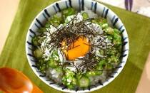 オクラは加熱するだけでなく、生でも食べられる便利な野菜。スーパーで手に入りやすいのも魅力です。今回は、オクラを使った簡単レシピを28選ご紹介。すべて15分以内で完成するので、忙しい日の献立にお役立てください！