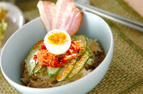 焼き肉屋などで見かけることの多い「冷麺」は、さっぱり食べられて、暑くて食欲が落ちがちな時期にぴったりです。実は、本格的な冷麺をおうちでも簡単に再現できます。今回は、冷麺の絶品レシピのほか、冷麺の特徴や歴史、韓国冷麺と盛岡冷麺の違いについてもご紹介。