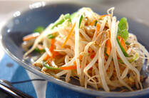 ゴマ油が香る大人も子どもも大好きなナムルは、野菜がたくさん食べられるため、あと一品欲しい時に役立ちます。今回は、ナムルの中でも人気が高いモヤシナムルの基本レシピをご紹介。また、ナムルの味付けアレンジやオススメナムルを15選ご紹介します。副菜作りに迷ったらナムルに決定です！