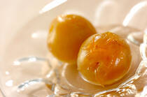 6月に入り、晴れると爽やかな風が吹き抜ける初夏がやってきました。毎年この時期になると店頭には梅仕事グッズが並び始めますね。ご自宅で梅酒や梅シロップ作りを楽しむ方も多いのではないでしょうか。そこで今回は、梅しごとが楽しめる【青梅】のレシピをご紹介。