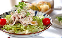 お肉だけだと重たい、野菜だけだと物足りない、そんなときは「豚しゃぶサラダ」がおすすめです。豚肉をゆでることでほどよくさっぱりして、夏にぴったりですよ。今回は、野菜や果物などを組み合わせた豚しゃぶサラダを15選ご紹介。麺類に組み合わせて主食にするレシピもぜひ参考にしてくださいね。