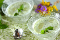 暑くなってくると汁物は「冷製スープ」が欲しくなりますね。今回は自宅にミキサーやブレンダーが無いという方や、正直撹拌（かくはん）するのが面倒！という方におすすめのレシピ7選を紹介します。火を使わない簡単シンプルなものから、具沢山、麺が入ったものまで、すぐ取り入れたくなるラインナップです。