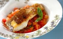 フレンチの魚料理の定番「ポワレ」。レストランのメニューでも見かけたことがあるかと思いますが、似た料理に「ムニエル」や「ソテー」もあり、いざ説明するとなると難しいですよね。そこで今回は、「ポワレ」について詳しく解説し、おすすめレシピやポワレと合わせたい前菜やスープなどのレシピをご紹介。