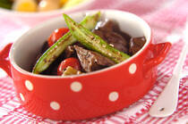 鶏レバーはたんぱく質や鉄分・亜鉛・ビタミンAなど栄養が豊富な食材です。牛や豚のレバーよりもやわらかく、加熱してもパサつきにくいのが魅力。今回は鶏レバーのレシピを調理法別に25選ご紹介します。あまり鶏レバーを食べる機会がなかった方もぜひ試してみてください！