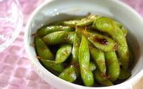 暑い夏はキンキンに冷えたビールが飲みたくなりますね。その相棒と言えば「枝豆」。枝豆は植物性タンパク質が多く含まれ、肝臓の代謝機能を上げ、体内のアルコールを分解してくれる作用があり、実はお酒と好相性な食材なんです。そこで今回は、枝豆の絶品・即席おつまみレシピ【16選】をご紹介。