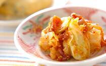 韓国料理店や焼肉屋のおつまみとして定番の「チャンジャ」。韓国の三大珍味として人気がありますが、そもそも何の食材が使われているか、皆さんご存じでしょうか？そこで今回は、「チャンジャ」について詳しく解説し、チャンジャの活用レシピをご紹介。