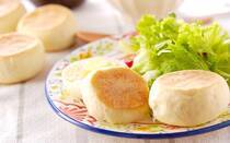 アメリカの朝食の定番「イングリッシュマフィン」。お好きな具材をはさんで食卓に並べるだけで、おしゃれな朝食に。いつもは食パン派の方もこの機会に試して、朝食やブランチを豊かにしてみませんか？そこで今回は、イングリッシュマフィンの作り方や、イングリッシュマフィンのアレンジメニュー【15選】をご紹介。