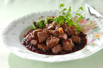 コロコロとした見た目がかわいらしいサイコロステーキ。通常のステーキ肉と比べて価格がリーズナブルなのと、小さくカットされているので焼き加減も調整しやすいのが魅力です。お弁当のおかずとして使えるのも便利ですね。