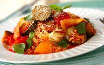 夏野菜をたっぷり使った「ラタトゥイユ」は冷やしてもおいしく、これからの季節にぴったりな煮込み料理。ちょっとひと工夫するだけで、おかずや主食に大変身します。いつもより多めに作っておき、簡単リメイクをして料理の負担を減らしましょう。今回は、ラタトゥイユのアレンジレシピ【14選】をご紹介。