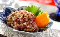 千葉県・房総半島の郷土料理「なめろう」は魚の旨味と爽やかな薬味が効き、お酒が進む究極のおつまみです。薬味をたっぷり入れることで夏バテ予防にもなり、火を使わずに調理できるので、暑い夏におすすめ！そこで今回は、定番アジのなめろうの作り方のほか、アレンジレシピや丼レシピなど【7選】をご紹介。