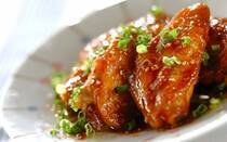 手羽中は、手羽先の先を除いた部位のこと。ほどよく脂がのっていて骨付き肉ならではの旨みが魅力です。煮ても焼いてもおいしいうえ、お手頃価格なのもうれしいポイント。手羽中は、手羽先の先を除いた部位のこと。ほどよく脂がのっていて骨付き肉ならではの旨みが魅力です。