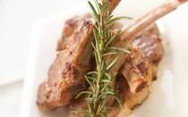 ジンギスカンなどでおなじみの「ラム肉」。独特の臭みがあるイメージがあって食わず嫌いな方もいるかもしれませんが、柔らかい肉質で実はとってもヘルシー！栄養豊富で脂肪燃焼効果もあり、女性に人気が高まっています。そこで今回は、ラム肉について詳しく解説しつつ、ラム肉を使った絶品レシピ【10選】をご紹介。