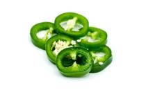 辛いものが好きな方なら一度は聞いたことがある「ハラペーニョ」。どれぐらい辛いのか、気になりませんか？ 今回は、ハラペーニョの特徴やハバネロとの違いなどを解説します。ハラペーニョを使ったレシピや、相性の良い料理もぜひチェックしてくださいね。