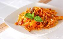 おうちパスタと言えば、乾燥パスタが定番ですが、たまには生パスタを取り入れてみませんか？モチモチとした食感がおいしく、お店で出てくるような一品に生まれ変わりますよ。そこで今回は、生パスタの魅力を解説するほか、生パスタのおすすめレシピ【12選】をご紹介。