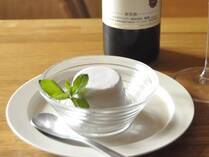 シンプルでさっぱりとしたココナッツミルクのデザートを紹介します。寒天で固めているので暑さで溶け崩れせず、持ち寄りにもおすすめです。自然の甘みを活かして砂糖の量を控えています。