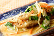 魚や肉を野菜とともに甘酢に漬ける料理、南蛮漬け。元はスペイン発祥の「エスカベッシュ」という料理が日本に伝わったものとされています。そのさっぱりとした味わいとお酢のクエン酸による疲労回復効果は、暑い季節に最適なメニューともいえます。