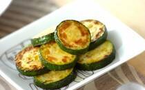 ズッキーニのおいしさを存分に味わうなら、ズッキーニだけで作るソテーがおすすめ。今回は、E・レシピで殿堂入りしたソテーのレシピを3つご紹介します。調理時間はたった10分。忙しい朝のお弁当作りや、おつまみが足りないときに覚えておくと便利ですよ。