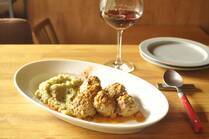 独特の風味が特徴のラム肉に様々な食材を合わせて、フードプロセッサーで粗びきにしてミートボールに。スパイシーな煮込み料理です。スペイン・リオハの赤ワインとのペアリングもご紹介します！