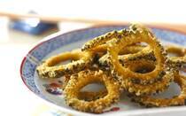 ほろ苦さがおいしい「ゴーヤ」は揚げ物にしても絶品！ 薄切りにして揚げれば、子どもはスナック感覚で食べられ、大人はビールにおつまみに最高です。今回は、E・レシピ内で評価の高い、ゴーヤの揚げ物の人気レシピを3つご紹介します。