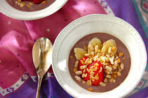 朝食で人気のアサイーボウル。美容と健康によいということはなんとなく知っていても、いまいちどんな食べものかわからないですよね？<br />そこで今回は、人気のアサイーを徹底解剖！栄養や基本のアサイーボウルの作り方などをご紹介。朝食や小腹が減ったときなど、上手にアサイーを取り入れて体の中から美しくなりましょう！